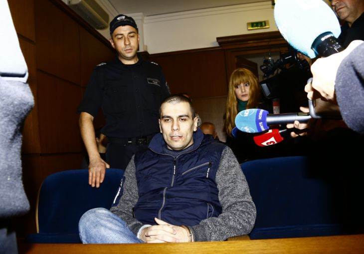 Потрес! Убиецът на Никол и Дарина се заканва на родителите ѝ в съда, топи мъртвата си жена СНИМКИ