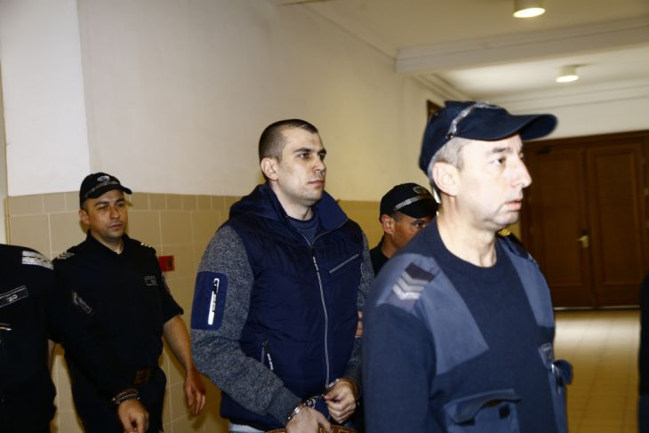 Потрес! Убиецът на Никол и Дарина се заканва на родителите ѝ в съда, топи мъртвата си жена СНИМКИ