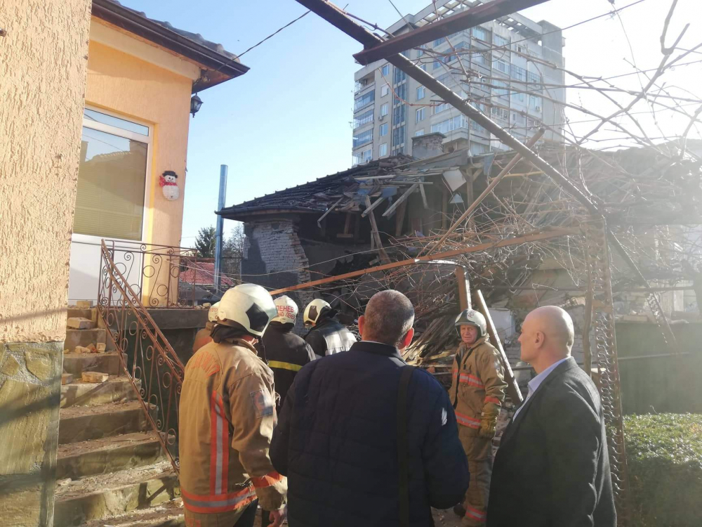 Бойлер избомби къща в Шумен СНИМКИ 