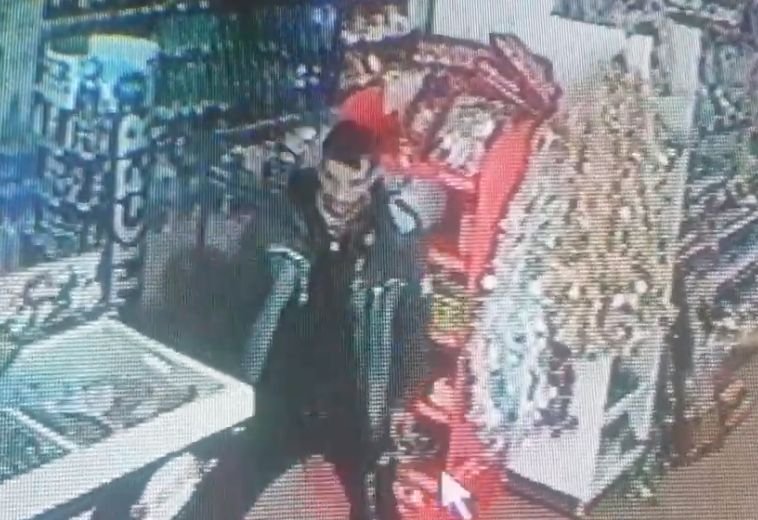 Пиян циганин нахлу в магазин в казанлъшко село, извади нож на продавачката и... ВИДЕО 