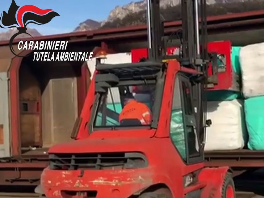 Карабинери спипаха 815 тона пластмасов боклук, предназначен за за България ВИДЕО