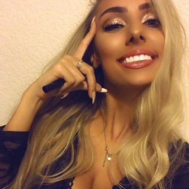 Ослепителна красавица се пусна чисто гола, за да нахрани бездомници по Коледа СНИМКИ 18+
