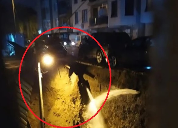 Дълбока пропаст зейна в София и погълна стълб, коли висят на ръба! СНИМКИ