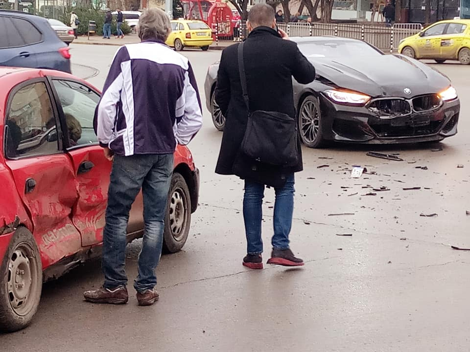 Трясък на ламарини пред голям столичен мол СНИМКИ