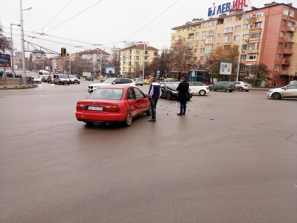 Трясък на ламарини пред голям столичен мол СНИМКИ
