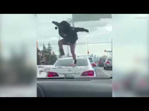 Разголена млада жена се качи върху колата на неверния си възлюбен и след това.... ВИДЕО