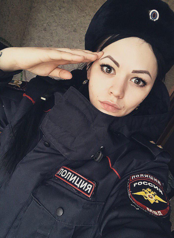 Секси полицайката Диана се напи и направи неописуемо шоу СНИМКИ 18+