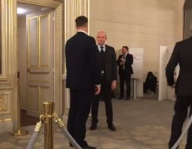 Ще се шашнете: ВИДЕО показва колко души съпровождат Путин до тоалетната в Париж