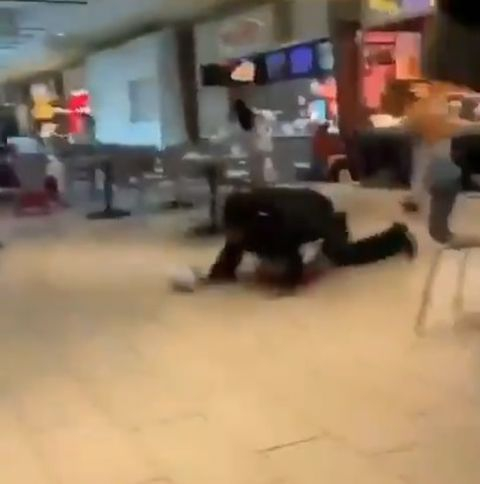 Предколеден ужас! Мистериозен стрелец откри огън в американски мол ВИДЕО