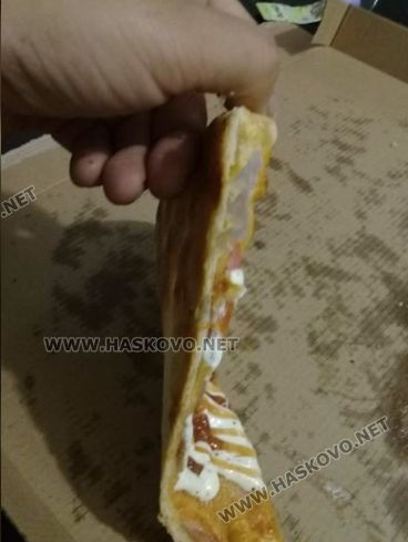 Хасковлийка си купи вкусна пица, но когато се вгледа по-внимателно... СНИМКИ 
