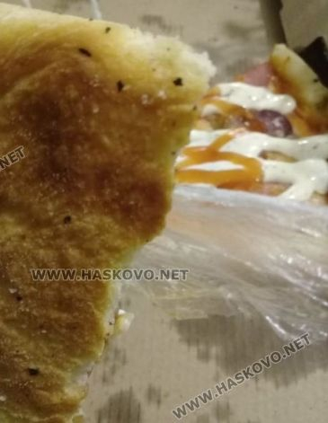 Хасковлийка си купи вкусна пица, но когато се вгледа по-внимателно... СНИМКИ 