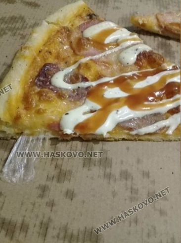 Хасковлийка си купи вкусна пица, но когато се вгледа по-внимателно... СНИМКИ 