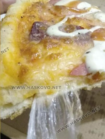 Хасковлийка си купи вкусна пица, но когато се вгледа по-внимателно... СНИМКИ 
