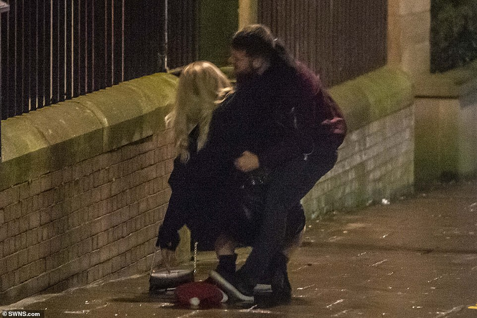 Содом и Гомор преди Коледа в UK: Пиене, повръщане и секс с елен ВИДЕО 18+