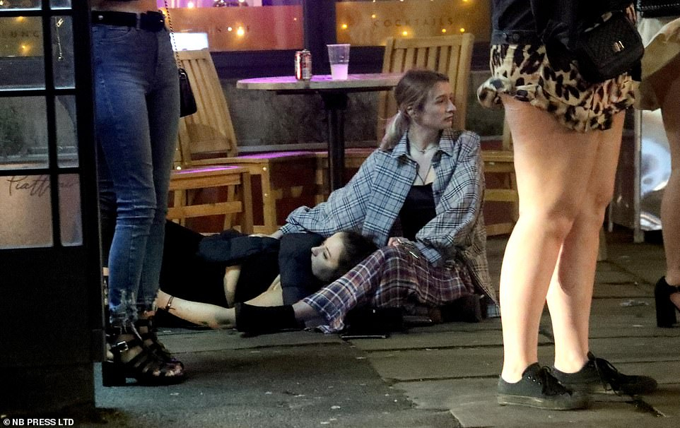 Содом и Гомор преди Коледа в UK: Пиене, повръщане и секс с елен ВИДЕО 18+