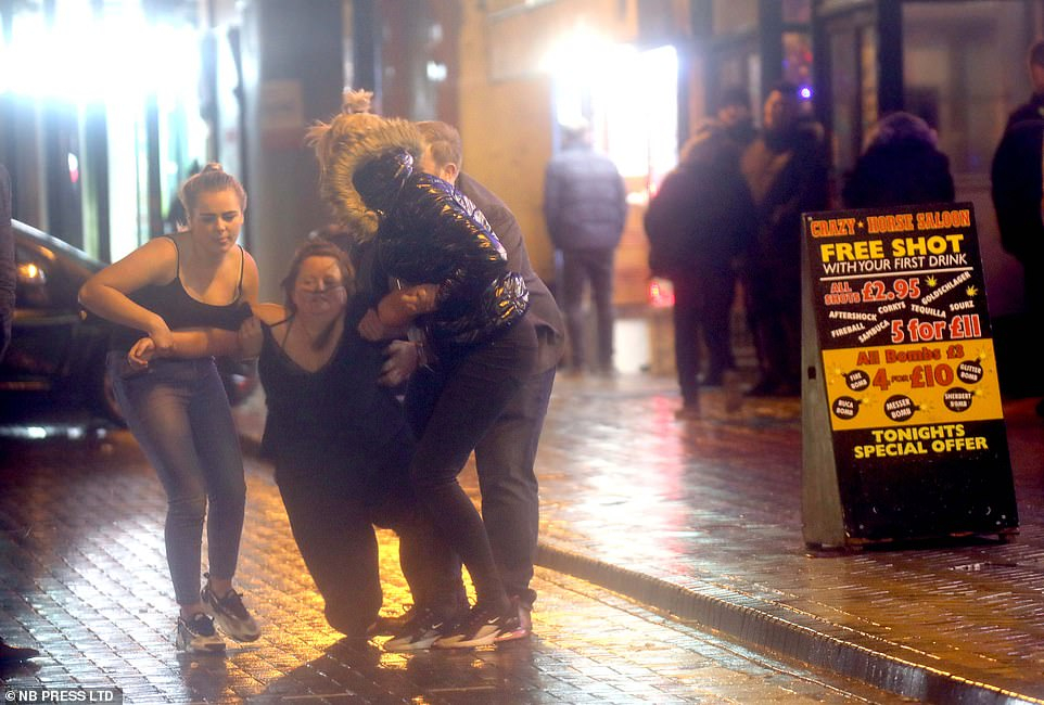 Содом и Гомор преди Коледа в UK: Пиене, повръщане и секс с елен ВИДЕО 18+