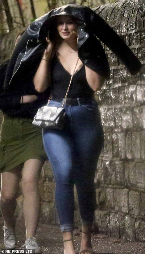 Содом и Гомор преди Коледа в UK: Пиене, повръщане и секс с елен ВИДЕО 18+