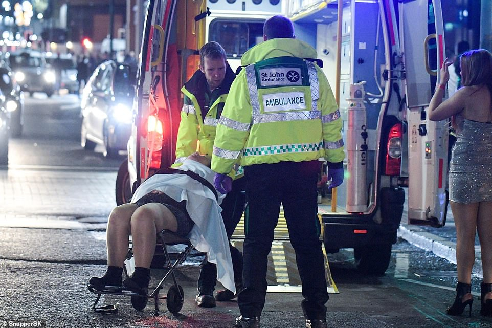 Содом и Гомор преди Коледа в UK: Пиене, повръщане и секс с елен ВИДЕО 18+