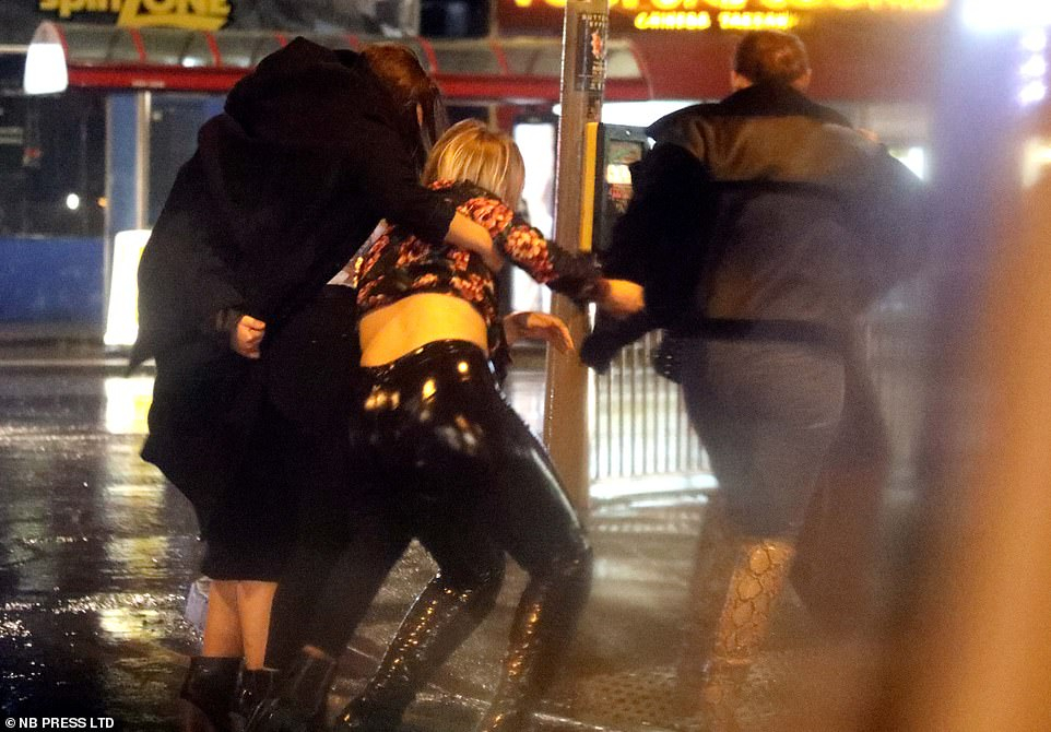 Содом и Гомор преди Коледа в UK: Пиене, повръщане и секс с елен ВИДЕО 18+