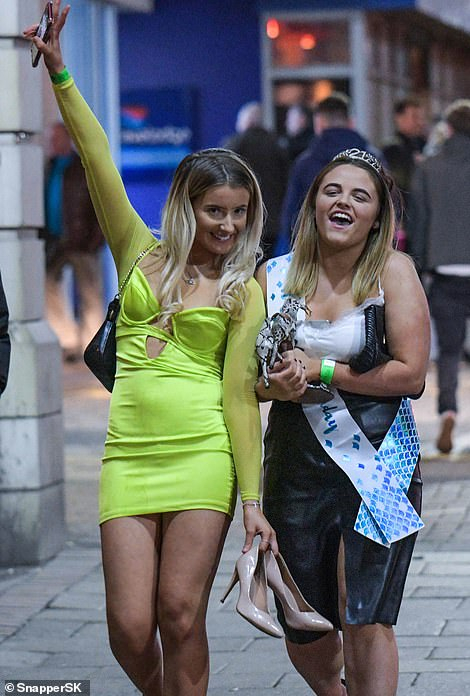 Содом и Гомор преди Коледа в UK: Пиене, повръщане и секс с елен ВИДЕО 18+