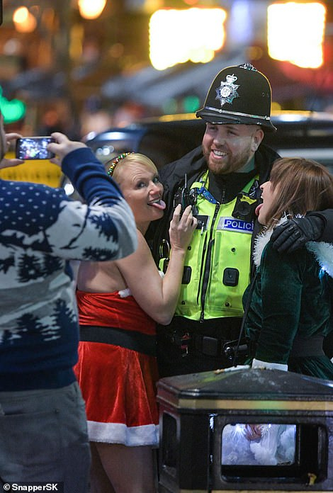 Содом и Гомор преди Коледа в UK: Пиене, повръщане и секс с елен ВИДЕО 18+