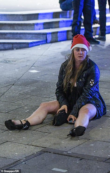 Содом и Гомор преди Коледа в UK: Пиене, повръщане и секс с елен ВИДЕО 18+