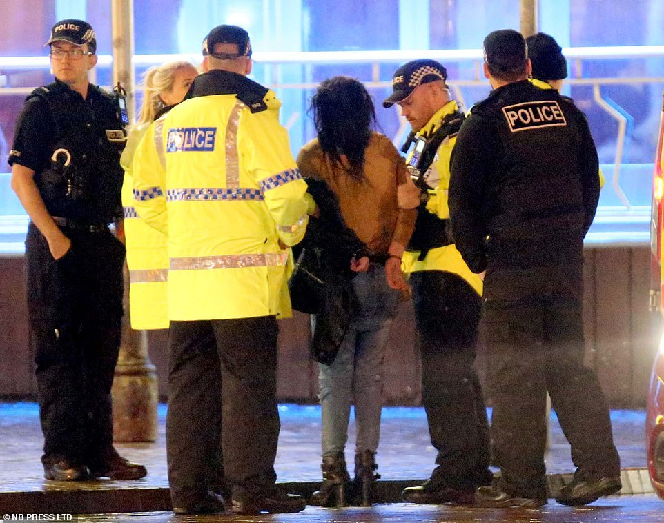 Содом и Гомор преди Коледа в UK: Пиене, повръщане и секс с елен ВИДЕО 18+
