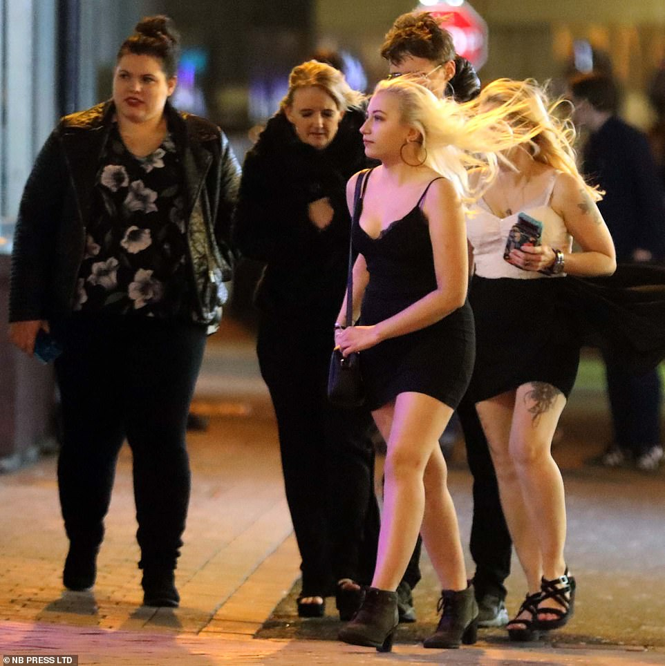 Содом и Гомор преди Коледа в UK: Пиене, повръщане и секс с елен ВИДЕО 18+