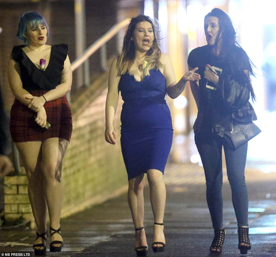 Содом и Гомор преди Коледа в UK: Пиене, повръщане и секс с елен ВИДЕО 18+