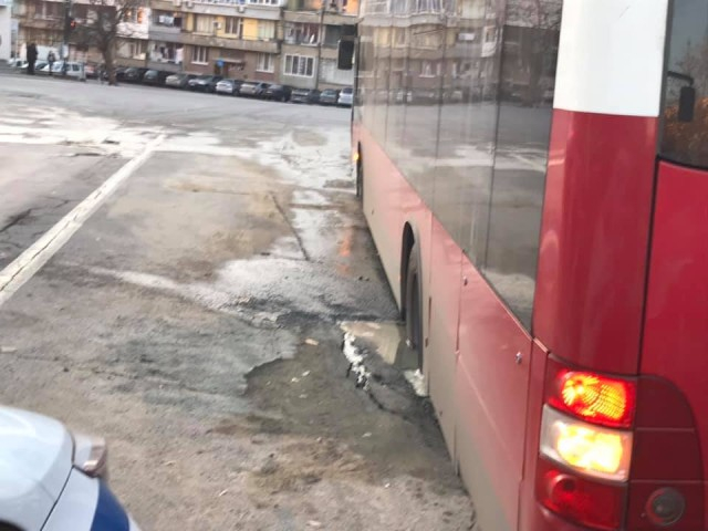 Безумен инцидент с автобус от градския транспорт СНИМКИ 