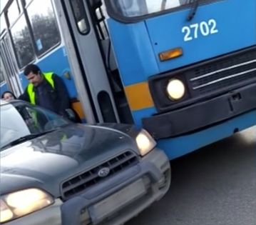 Шофьори на тролей и автомобил се млатиха грозно в София ВИДЕО