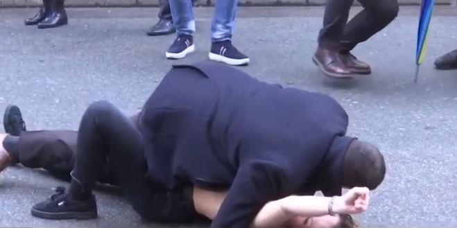 Мрежата гръмна! Редно ли е този полицай да лежи върху гола жена насред улица ВИДЕО