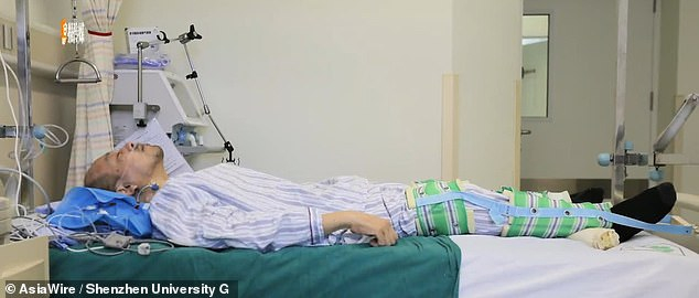 Медицинско чудо: "Сгъващият се човек" вече може да се изправя СНИМКИ