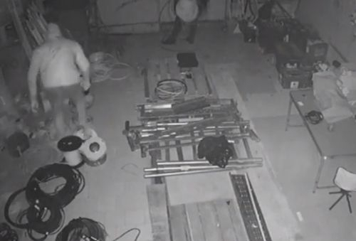 Крадци се мъчиха 1 час да отворят склад в Бургас, а после... ВИДЕО