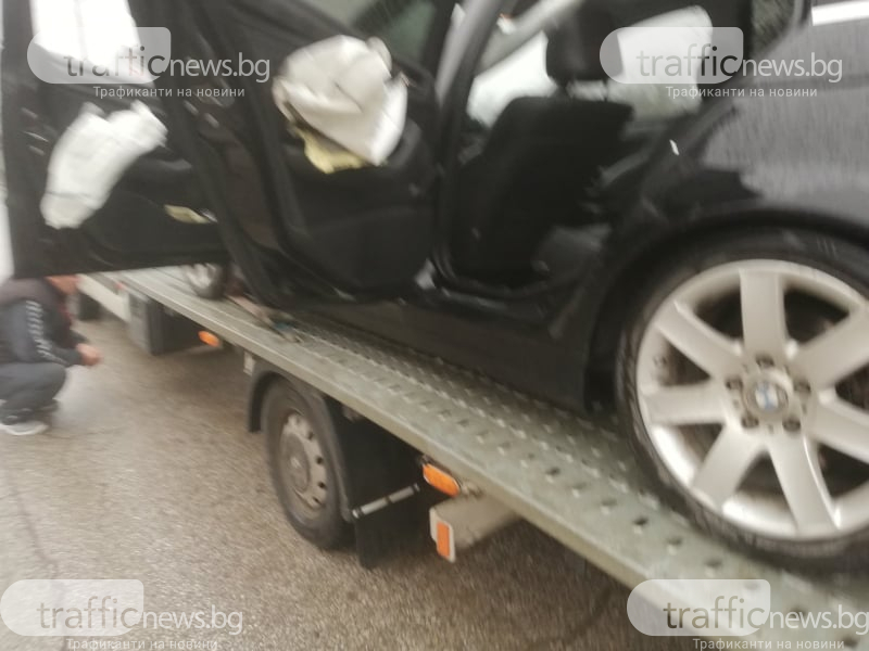 Това ли е най-нелепият инцидент: Кола пропадна в огромна дупка в Пловдив и... СНИМКИ