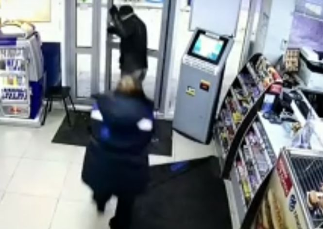 Смела служителка в газстанция даде неочакван отпор на обирджия ВИДЕО