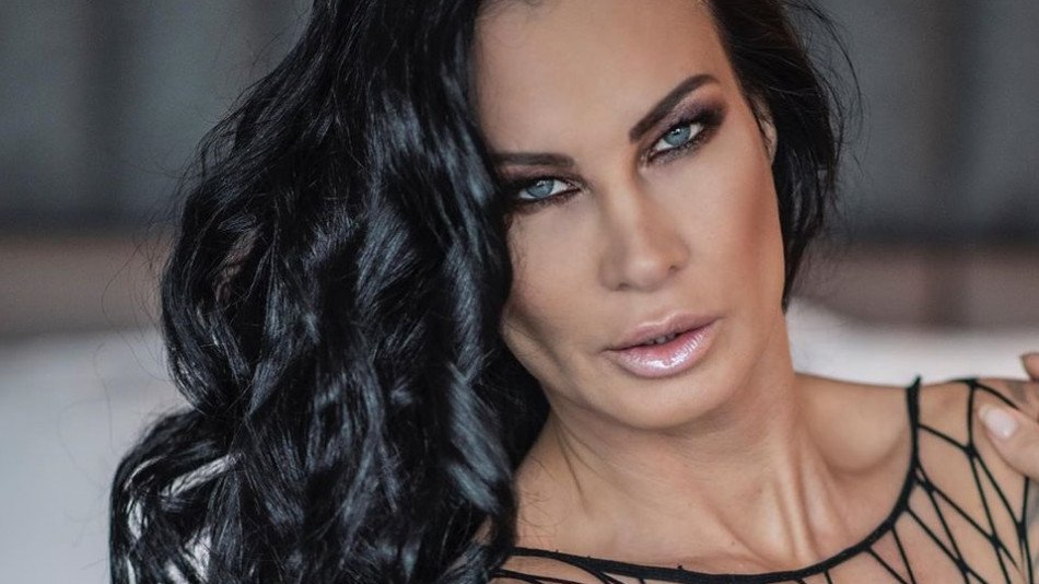 Цеци Красимирова пак изпоти мрежата с вида си, този път от ваната СНИМКИ 18+