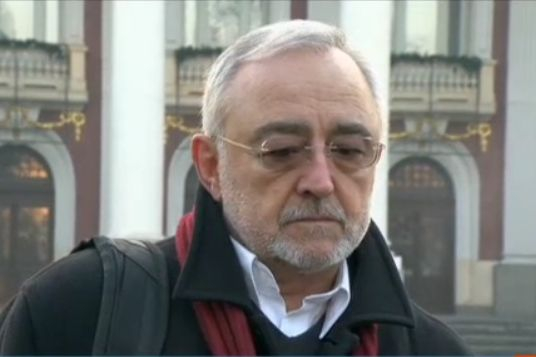 Народният театър пропищя от хора и ръченици