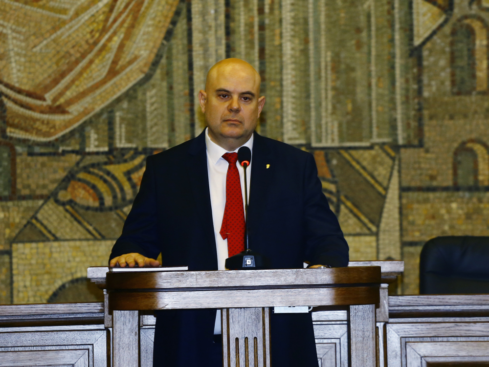 Гешев с важно разпореждане към министрите Петкова и Димитров