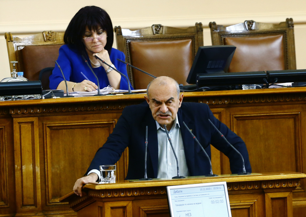 От "Атака" заговориха за пир по време на чума в парламента