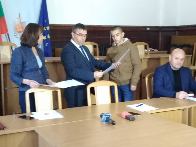 Ученици от Джебел намериха нещо много ценно на улицата и... СНИМКИ 