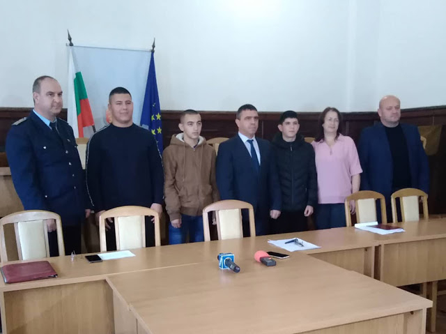 Ученици от Джебел намериха нещо много ценно на улицата и... СНИМКИ 