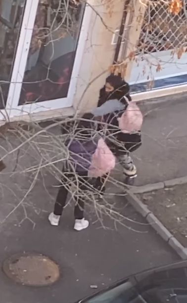 Ново безумие на циганка с малко дете взриви мрежата ВИДЕО