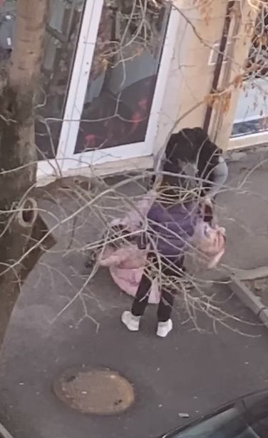 Ново безумие на циганка с малко дете взриви мрежата ВИДЕО