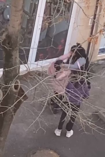 Ново безумие на циганка с малко дете взриви мрежата ВИДЕО