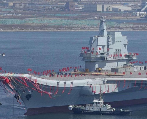 Китай пусна на вода нов самолетоносач