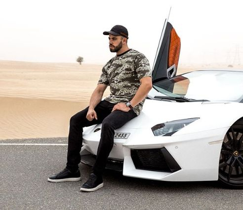 Милионер си търси човек, който да обикаля с него света и да го снима за Instagram