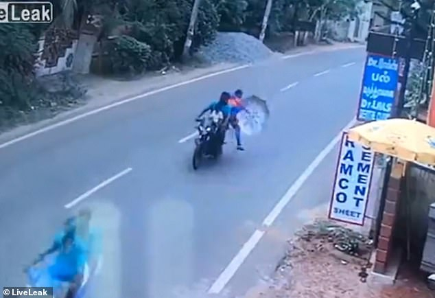 Жена разбра защо не трябва да отваря чадър, возейки се на мотор ВИДЕО 