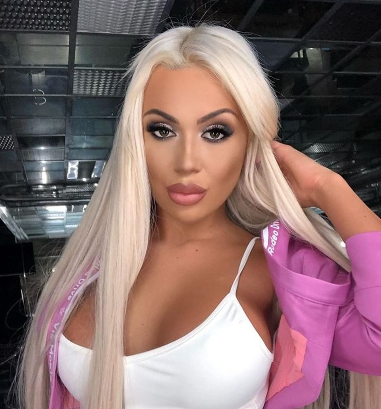 Новата плеймейтка се пусна гола и садо-мазо в спалня СНИМКА 18+