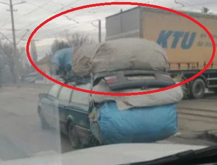 Гигантски извънгабаритен влекач изуми софиянци СНИМКА